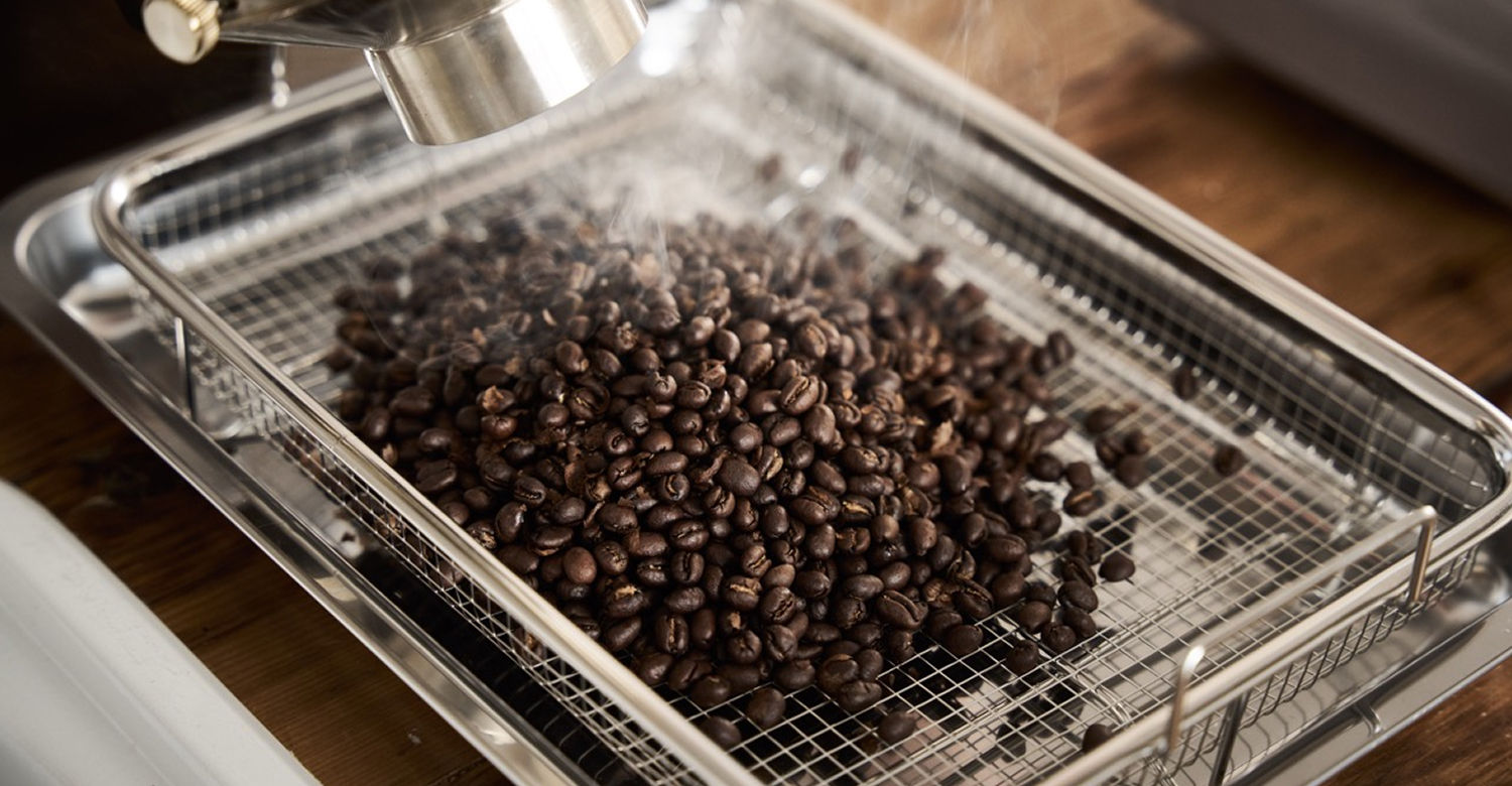 コーヒー愛好家はコーヒーを飲むだけでは満足せず、やがてコーヒーの“焙煎”の世界に入っていきます。コーヒーは生産国から輸入されてきた生豆を“焙煎”してはじめてあの素晴らしい香りや華やかな酸味、コーヒー独特の苦味やコクが生まれてくるのです。しかも焙煎の熱の入れ方によっては、おもしろいように風味が違って出来上がってくるのです。「これを知ってしまうと“焙煎”が楽しくて仕方がない。」という言葉をたくさん耳にします。